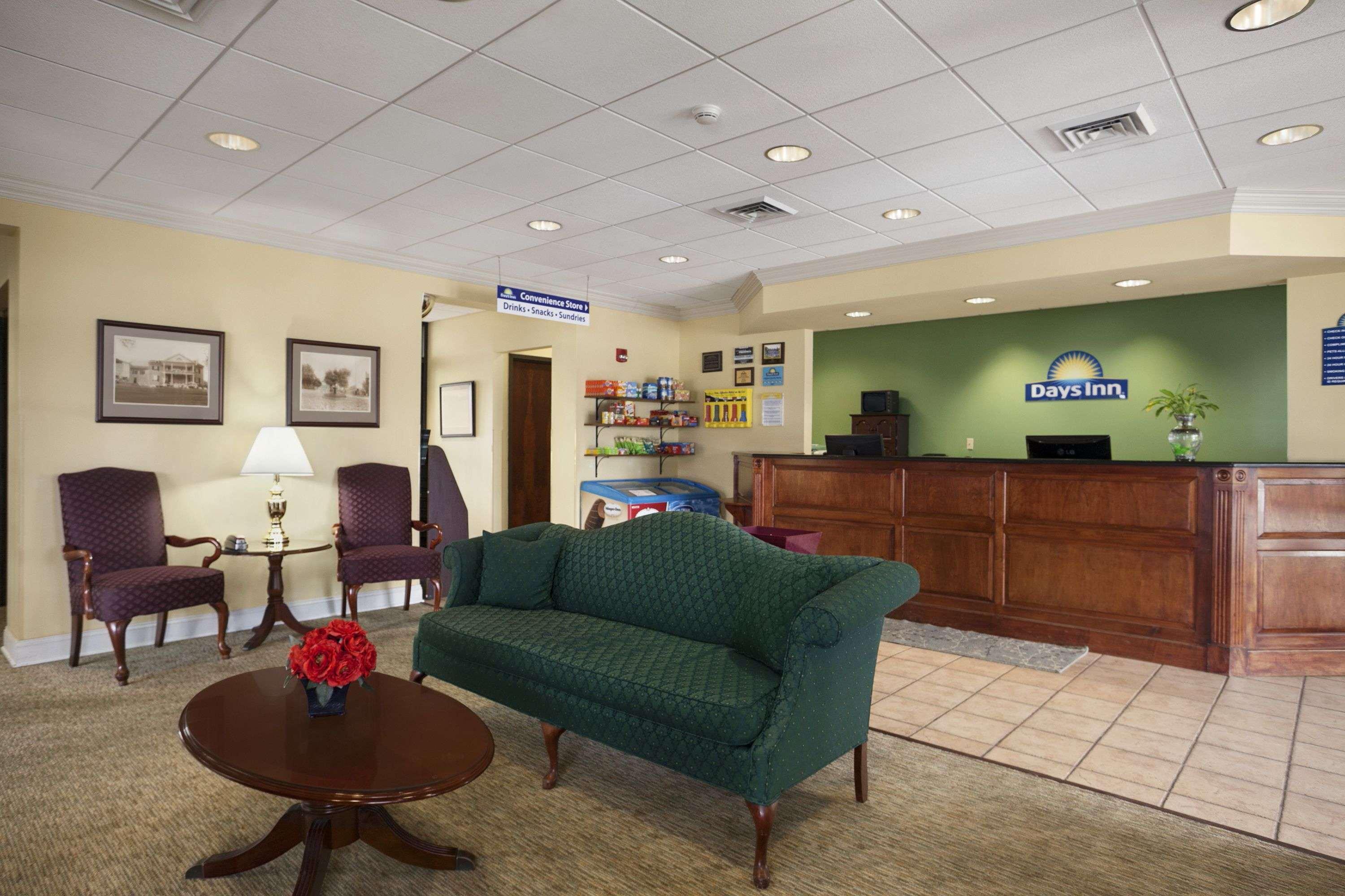 Days Inn Of Frederick By Wyndham Exterior photo