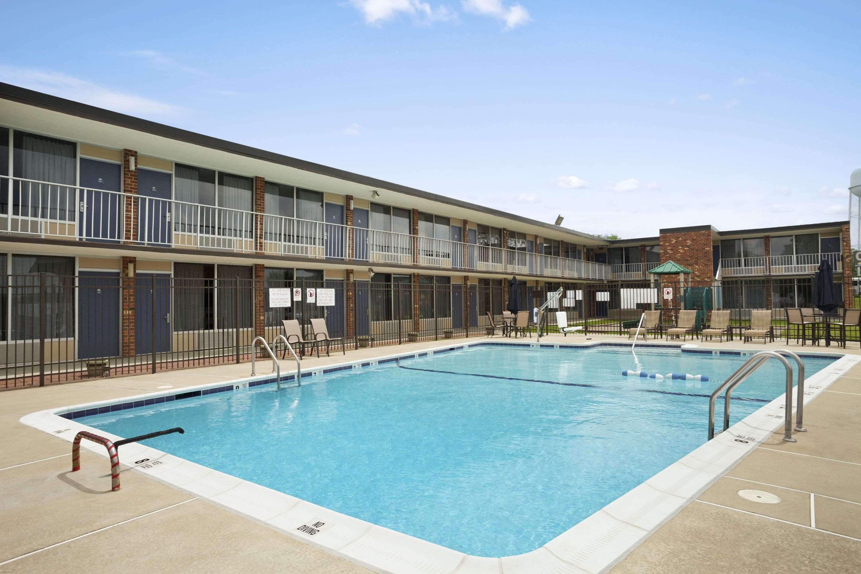 Days Inn Of Frederick By Wyndham Exterior photo
